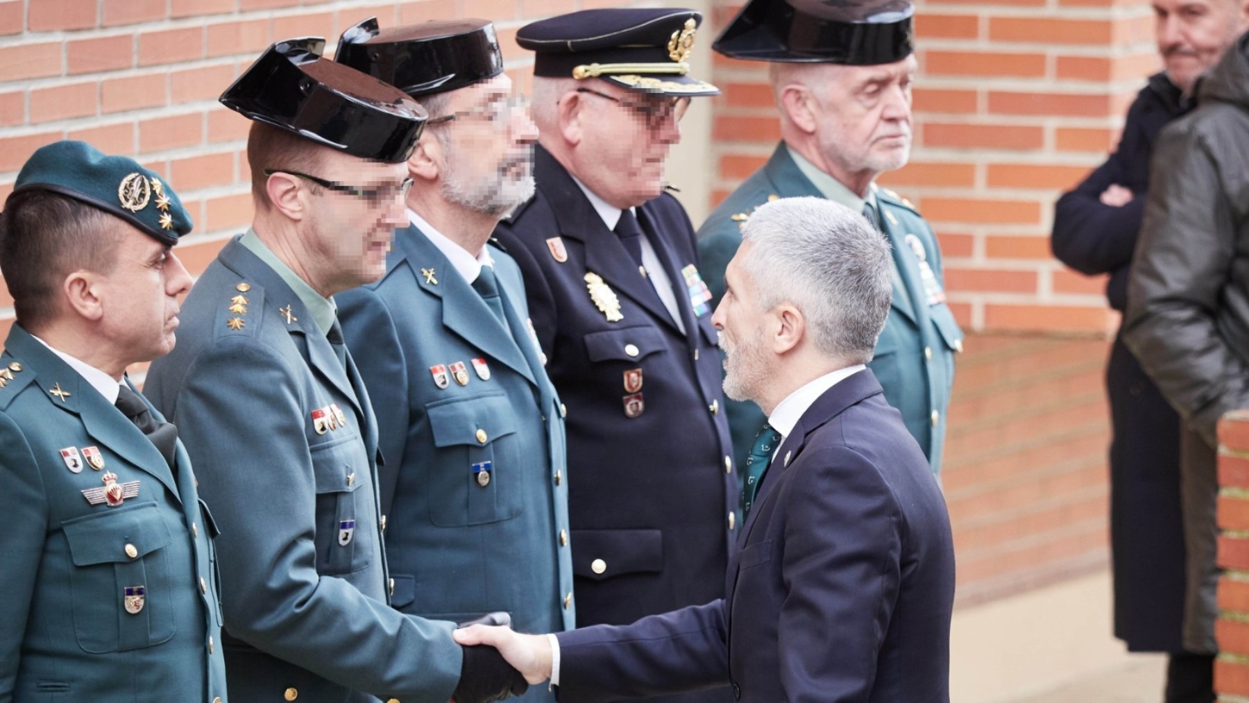 El ministro del Interior, Fernando Grande-Marlaska saluda a unos guardias civiles en Pamplona