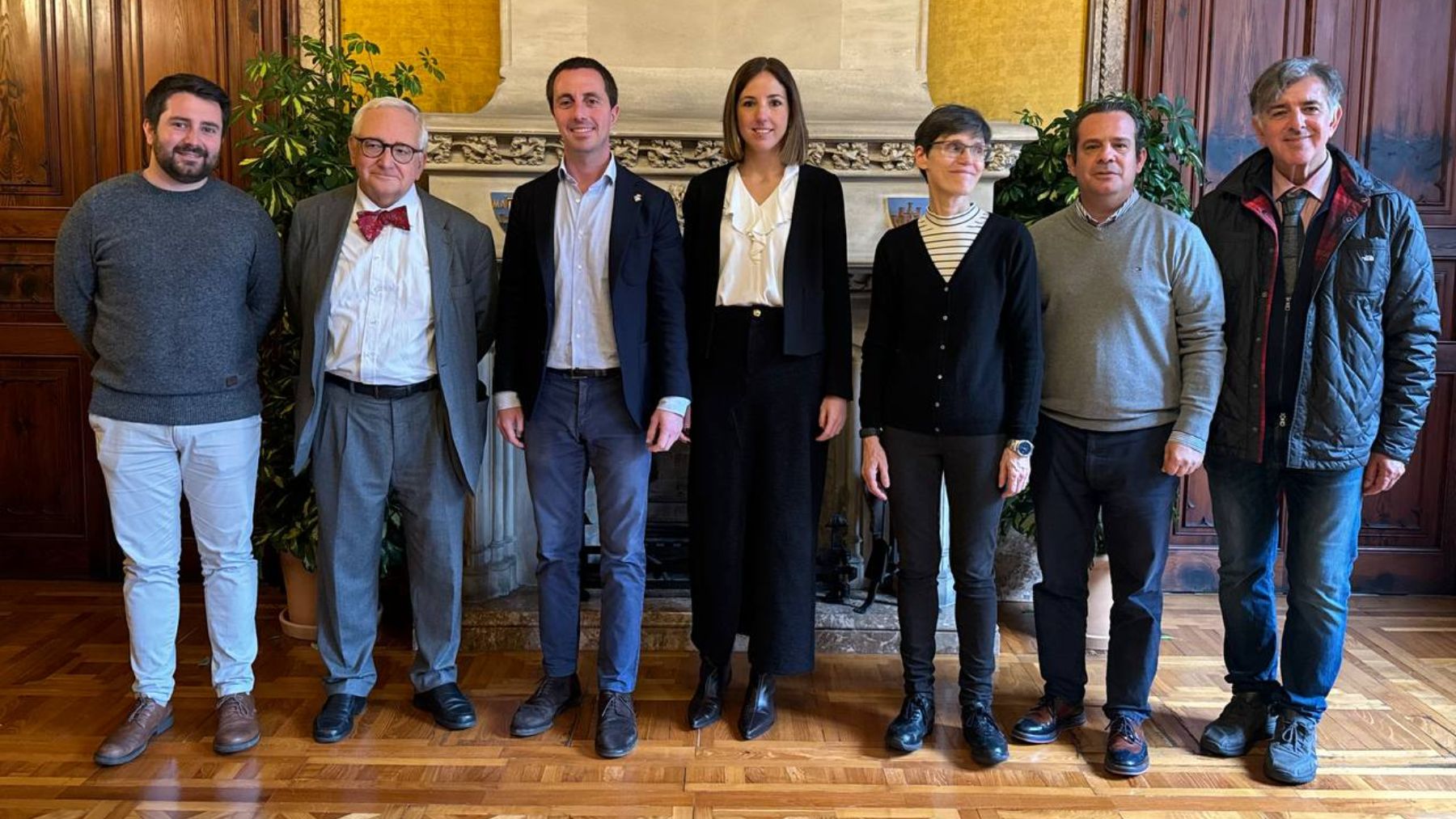 Autoridades del Consell de Mallorca y representantes de la institución Francesc de Borja Moll.