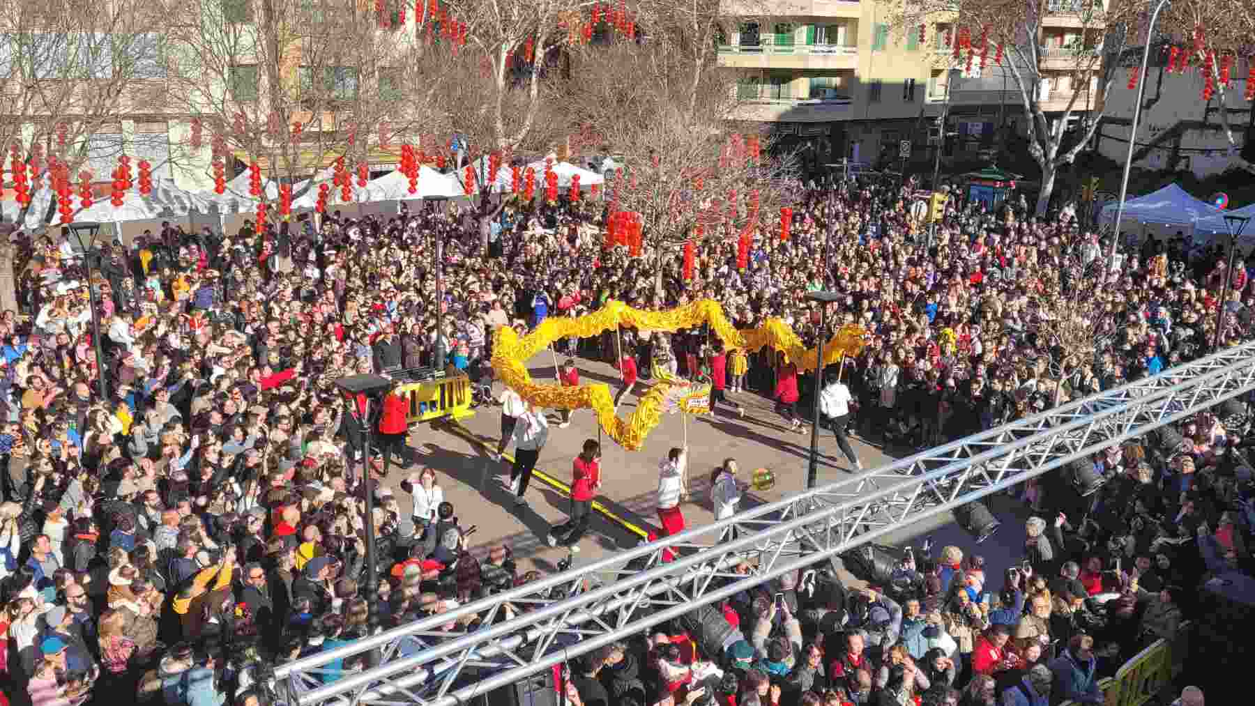 Miles de personas abarrotaron la plaza de Pere Garau para celebrar el Año Nuevo Chino.