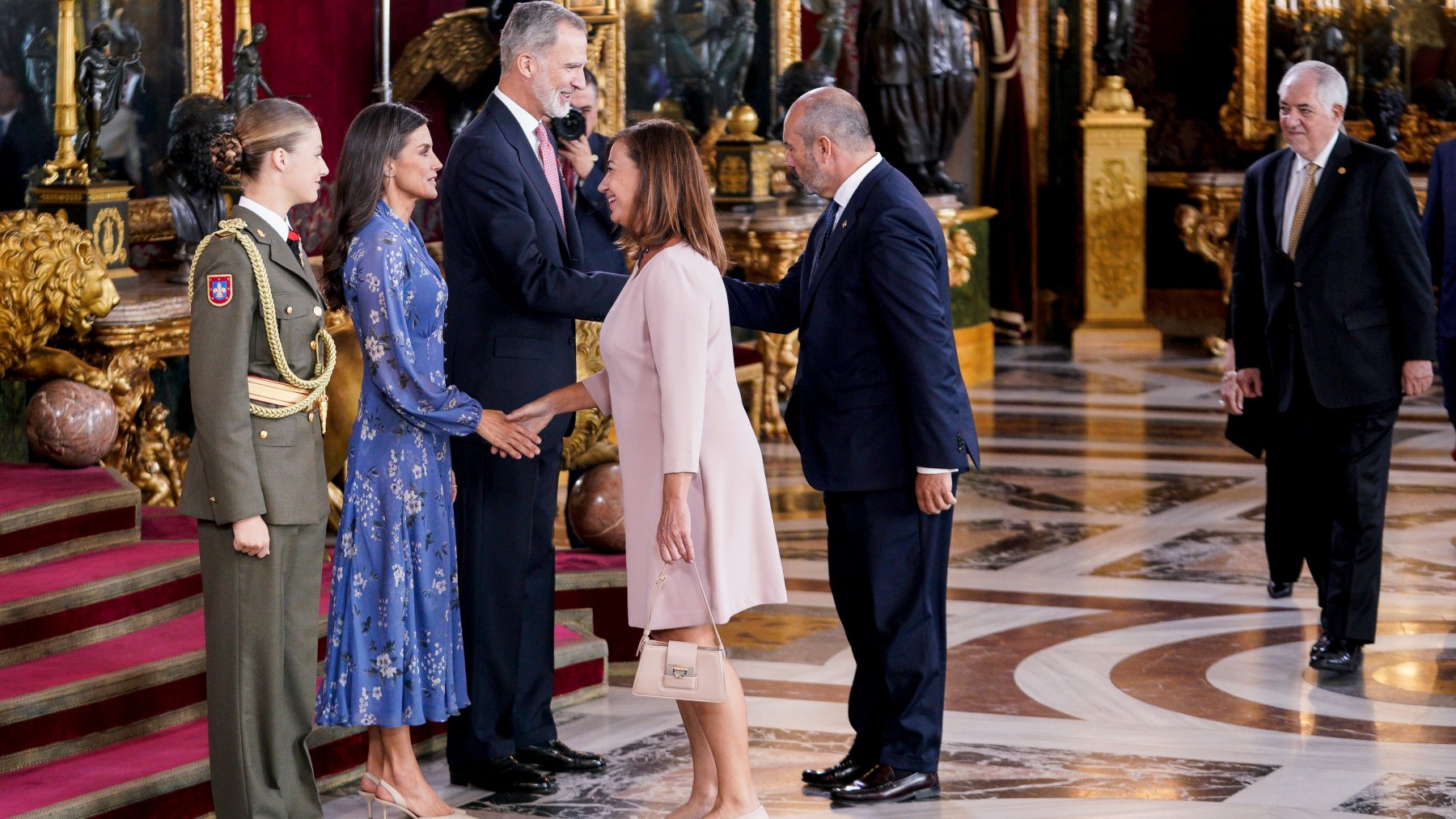 Armengol saludando a los Reyes de España. (Foto: EP)
