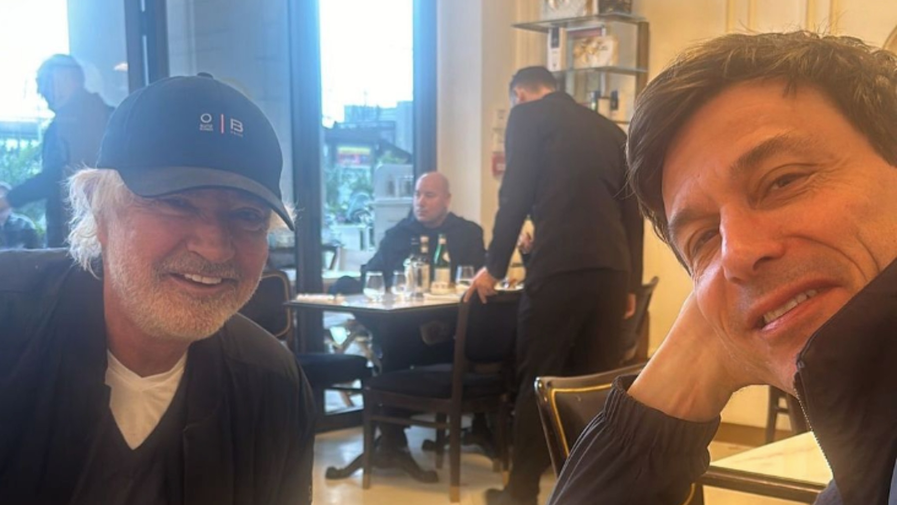 Flavio Briatore y Toto Wolff desayunan en Montecarlo.