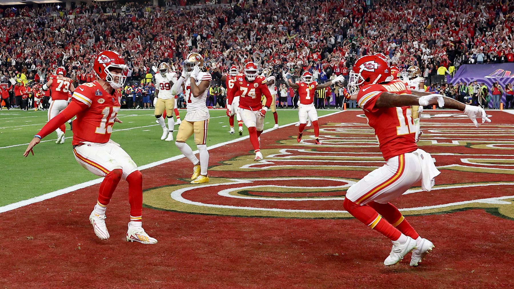 Mahomes y Hardman Jr. celebran el ‘touchdown’ definitivo de la Super Bowl. (Getty)