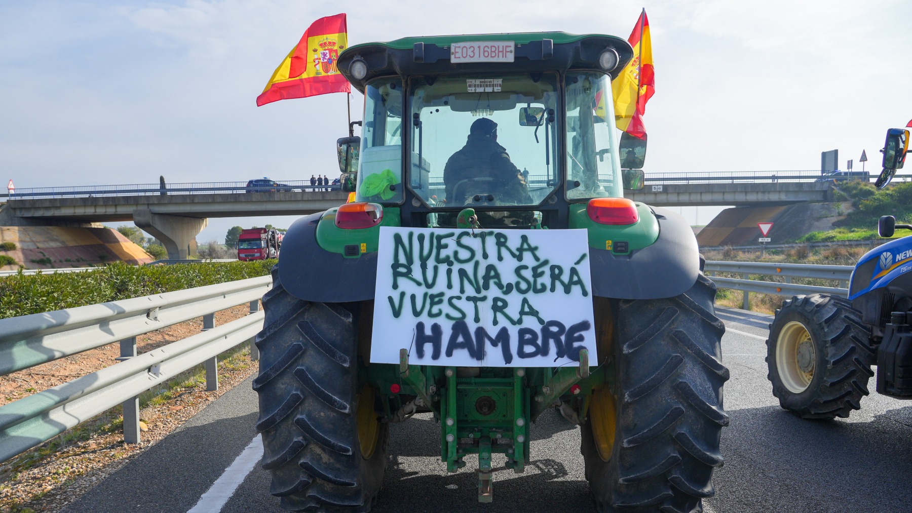 Tractores cortan la A4, en Sevilla (EUROPA PRESS).