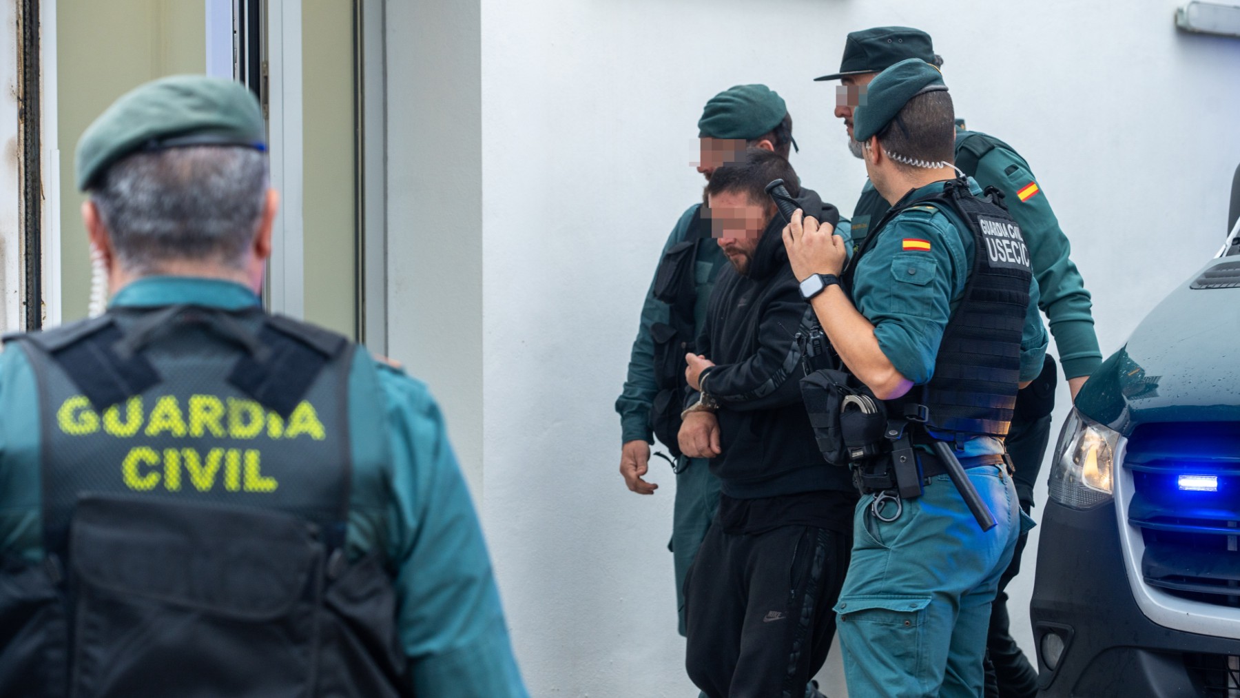Uno de los detenidos llega a los juzgados de Barbate, Cádiz (Andalucía, España).