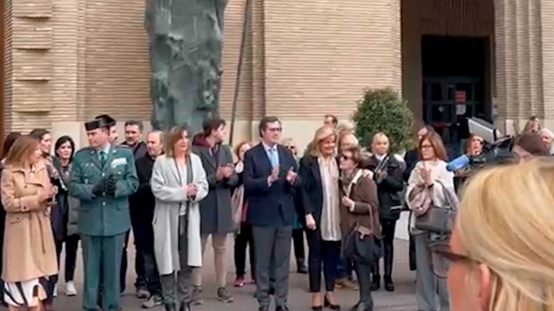 Antonio Garamendi ante el Ayuntamiento de Zaragoza este lunes.