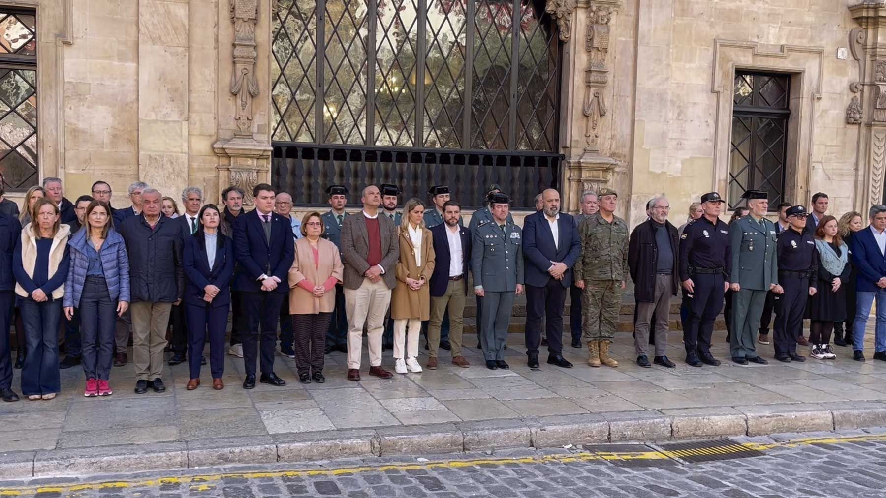 Minuto de silencio junto al Ayuntamiento de Palma en memoria de los dos guardias civiles asesinados en Barbate.