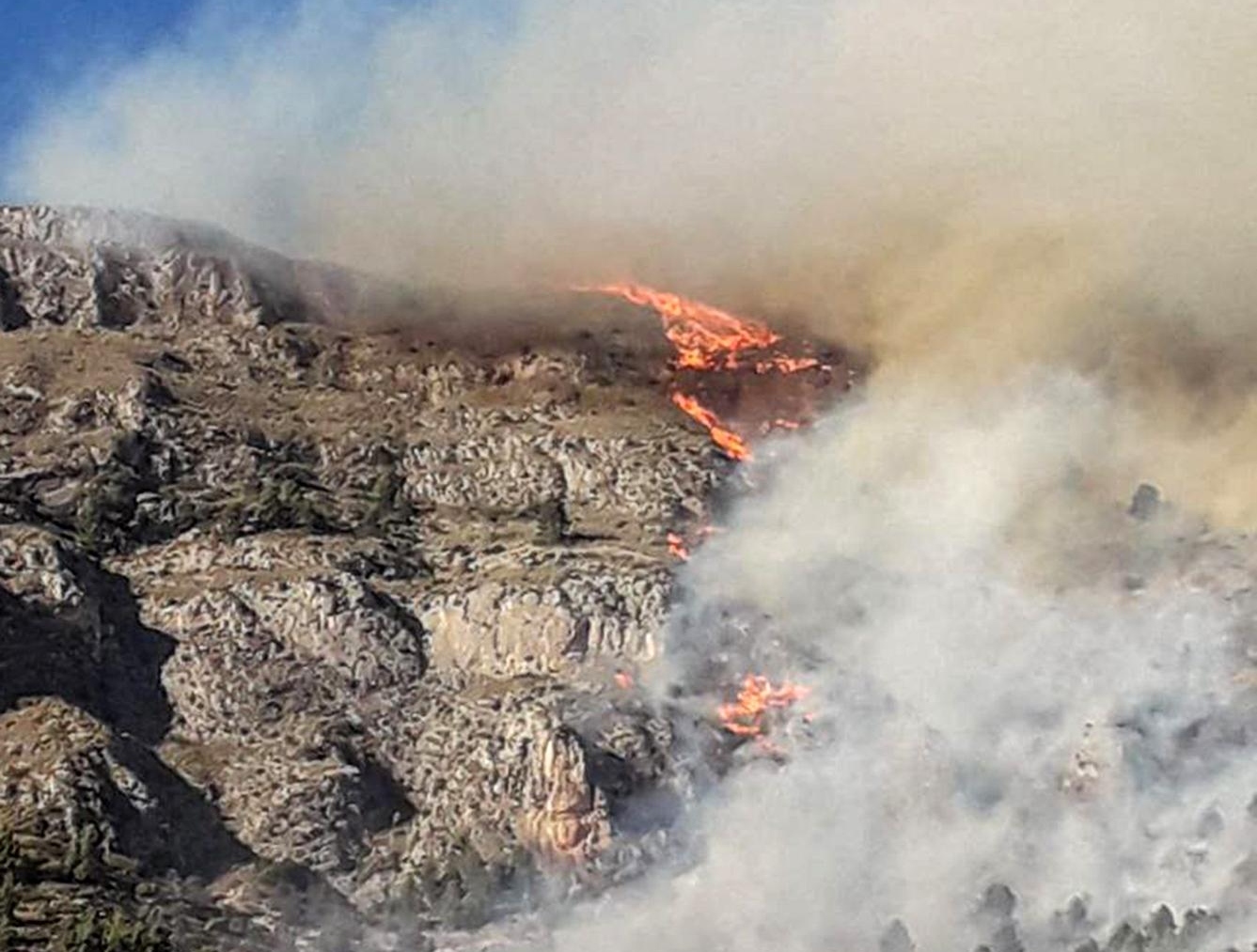 Incendio forestal de Sella (Alicante), este lunes.