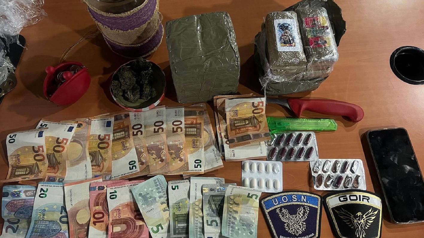 La droga y el dinero que había en el interior del vehículo de los detenidos.