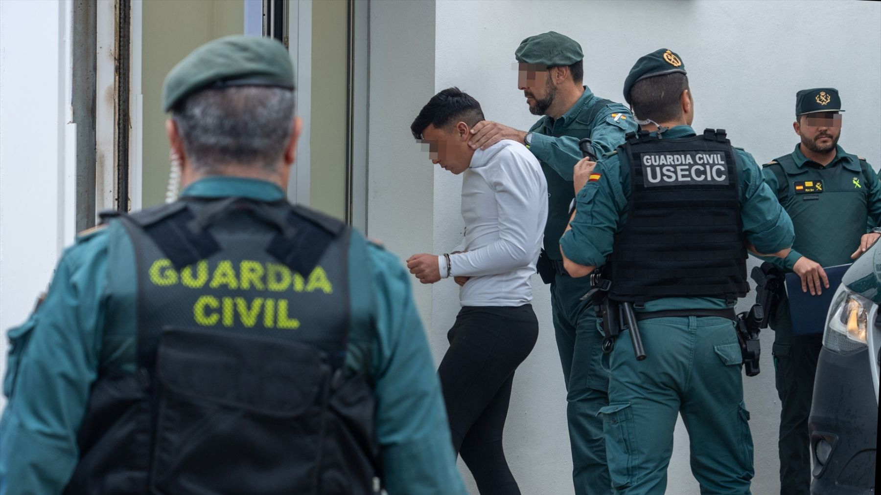 Los detenidos llegando a los juzgados en Barbate (Foto: EP).