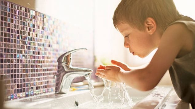 niños ahorrar agua