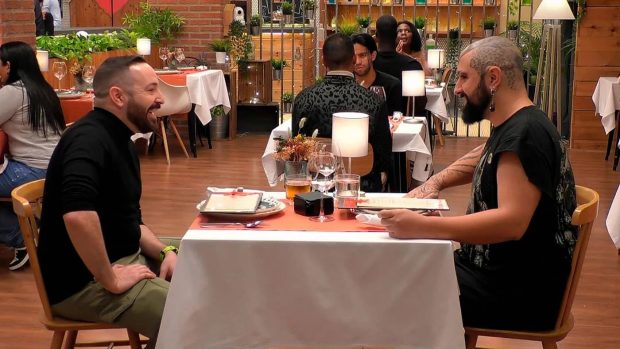 Breogán y Raúl en 'First Dates'.