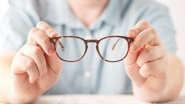 Casi nadie la conoce y te vas a ahorrar un buen dineral: la ayuda para comprar gafas que puedes solicitar
