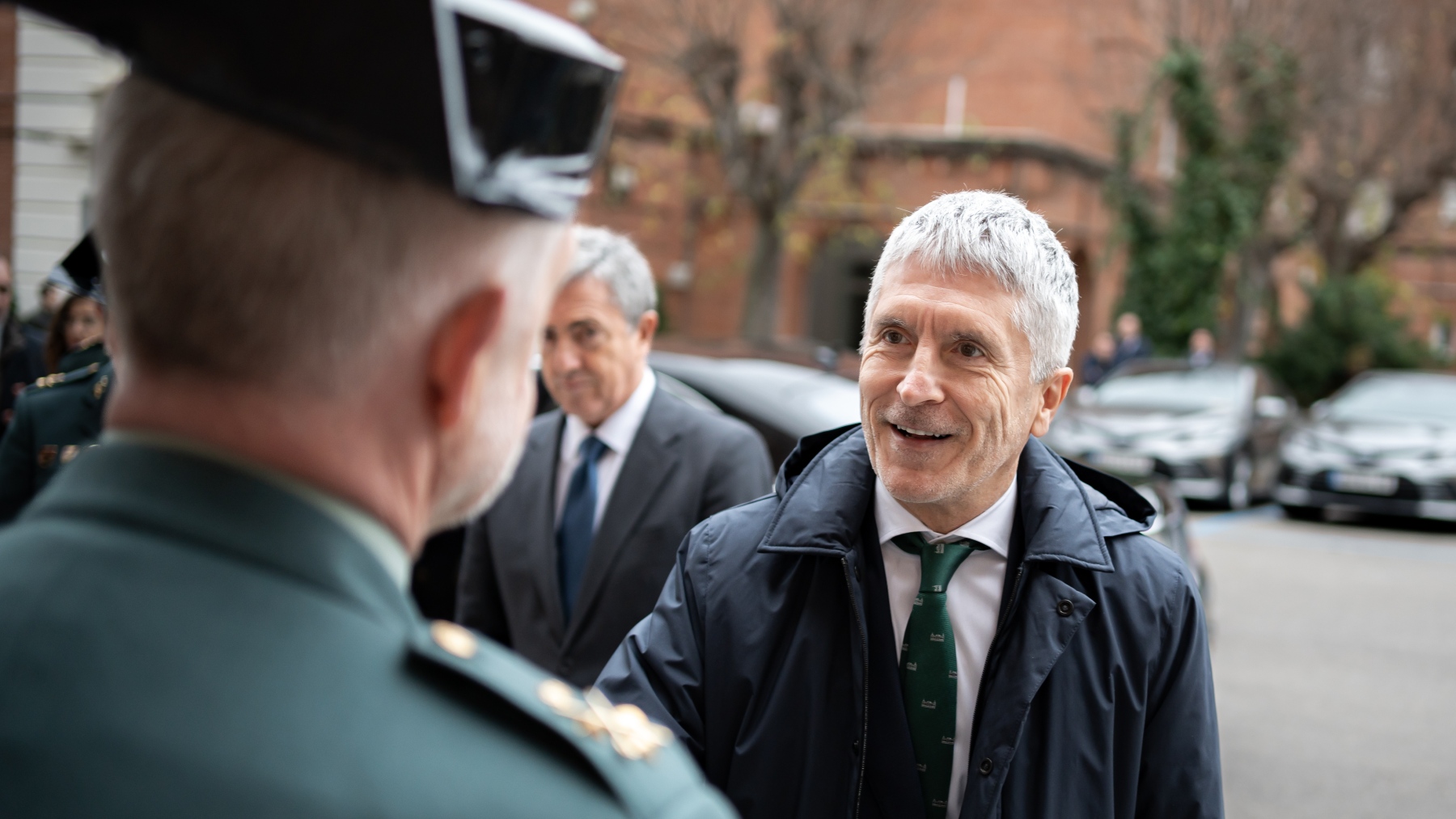 El ministro del Interior, Fernando Grande-Marlaska, saluda a un agente de la Guardia Civil (EUROPA PRESS).
