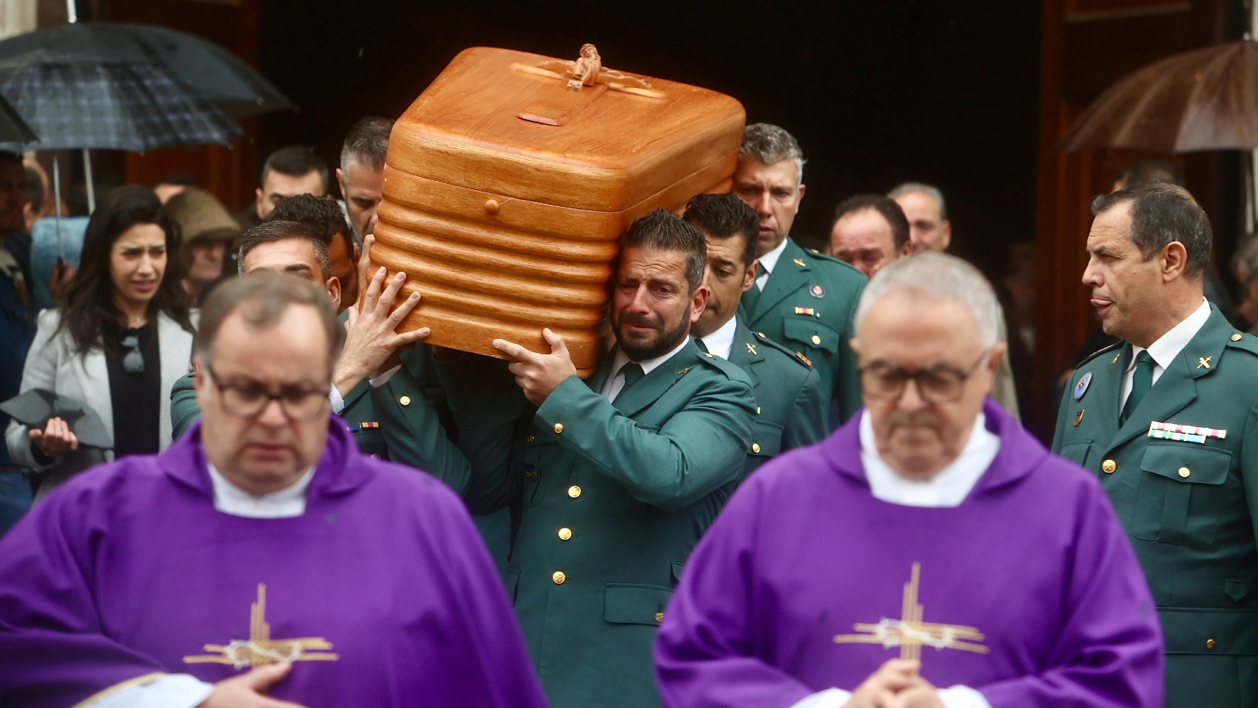 Compañeros de Miguel Ángel González portan su féretro en el funeral celebrado en la catedral de Cádiz (EP).