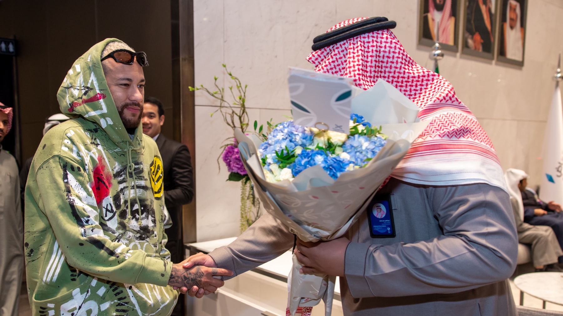 Neymar a su llegada a Riad es recibido con flores. (@Alhihal_EN)