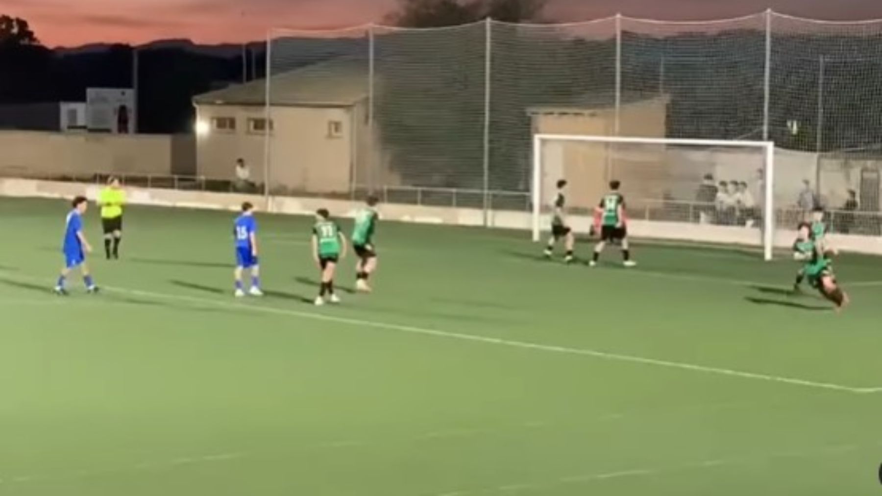 Un partido en el campo de fútbol de la UE Petra.