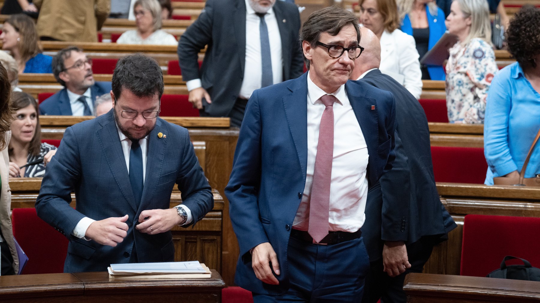 Salvador Illa con Pere Aragonés en el Parlament. (Foto: EP)