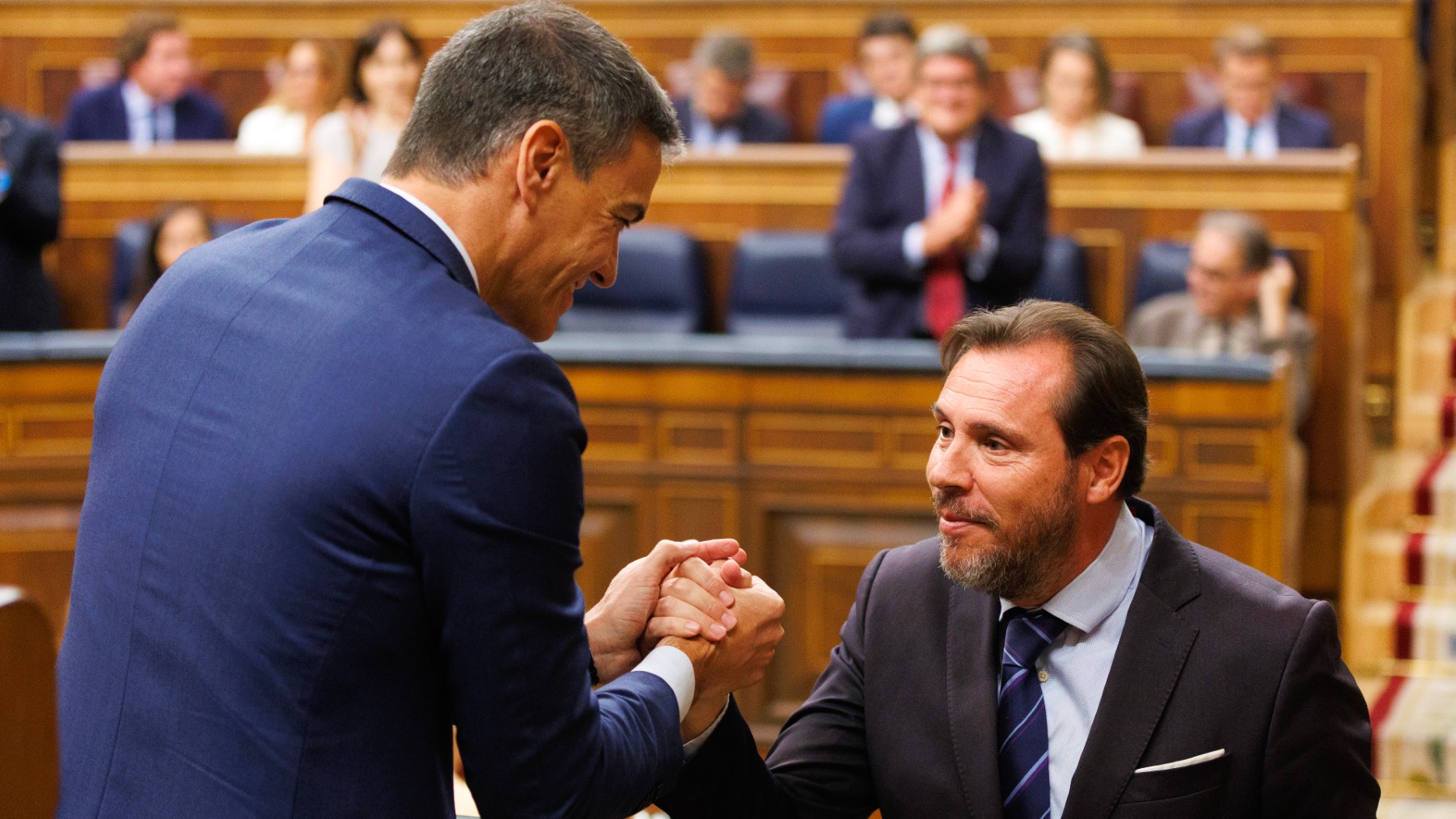 Pedro Sánchez saludando a Óscar Puente en el Congreso.