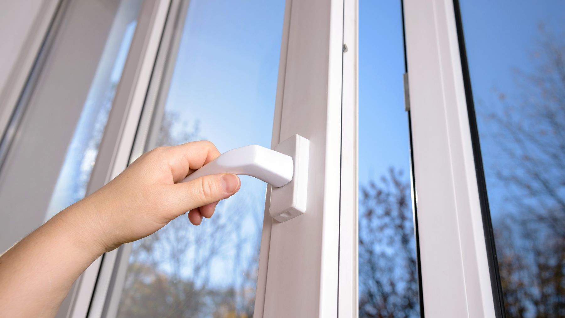 3 formas de limpiar ventanas exteriores desde el interior
