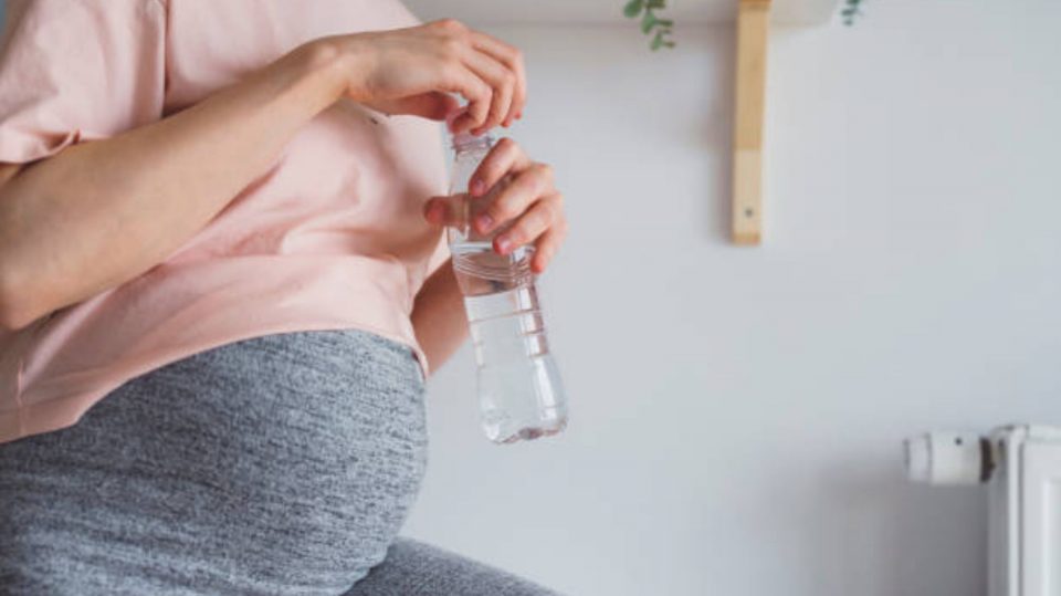 Estudio revela que los químicos de los plásticos en objetos cotidianos puede aumentar los riesgos de nacimientos prematuros