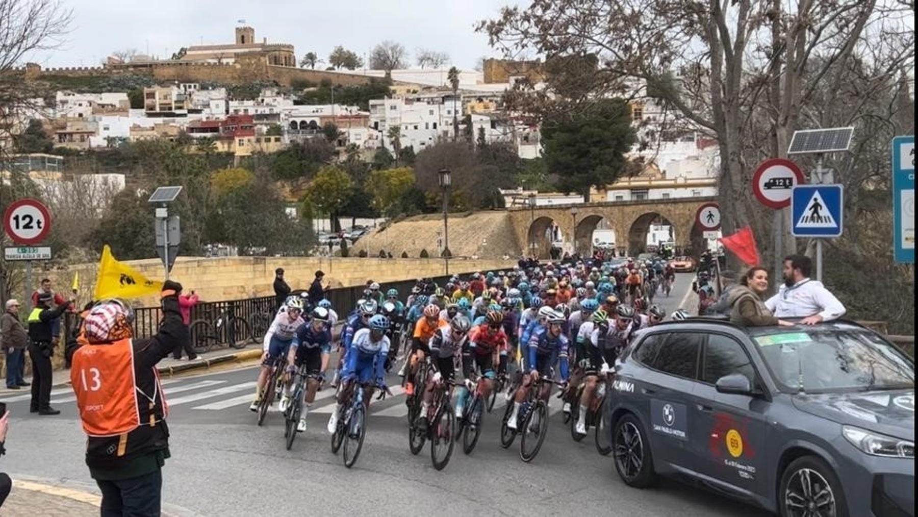 La Vuelta Ciclista a Andalucía a su paso por Alcalá de Guadaíra (Sevilla) en su edición de 2023.