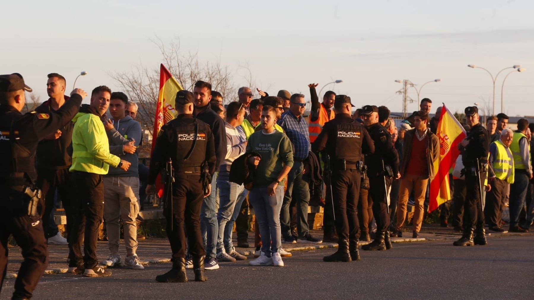 Protestas en Córdoba antes de la entrega de un premio al ministro de Agricultura, Luis Planas (EUROPA PRESS).