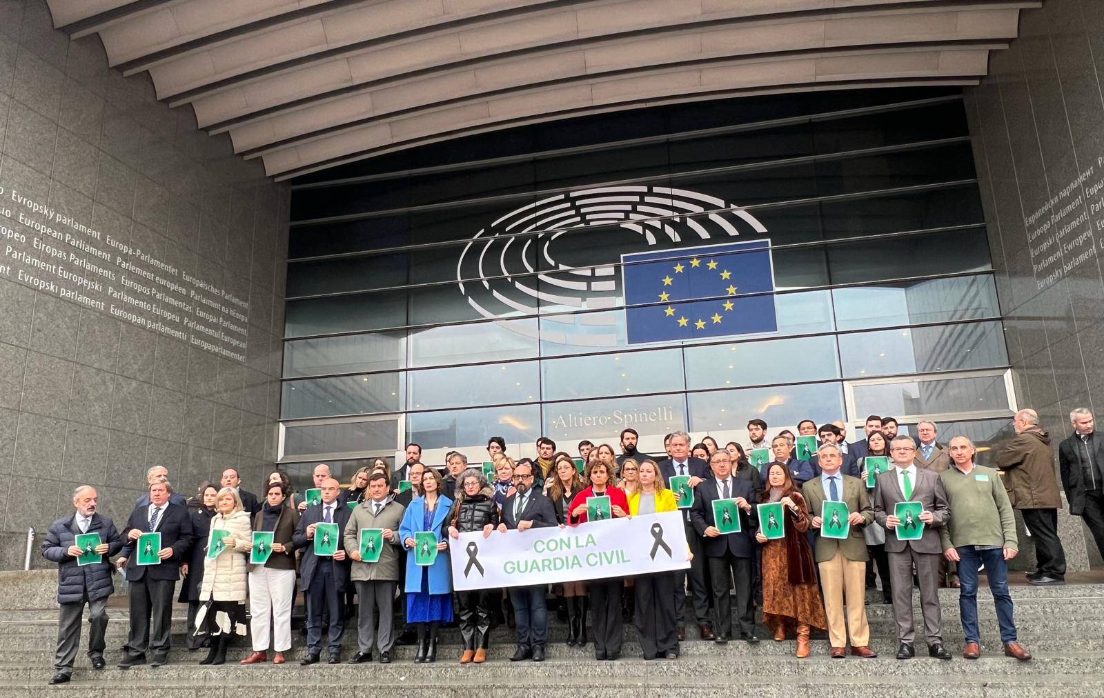 Eurodiputados del PP, Vox, PSOE y Ciudadanos en el minuto de silencio ante el Parlamento Europeo.