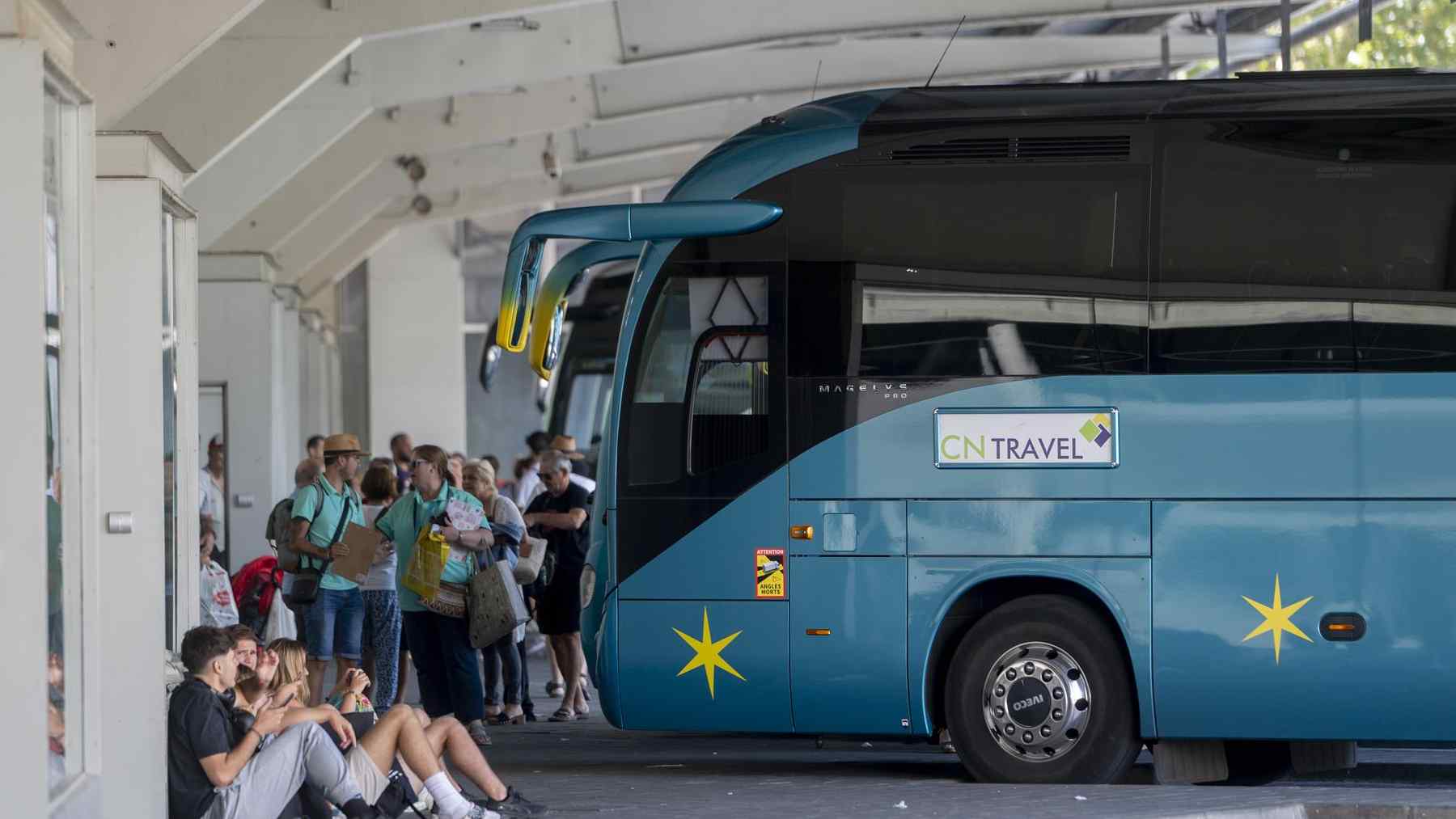 Varias personas se preparan para emprender su viaje en autobús. ALBERTO ORTEGA-EUROPA PRESS