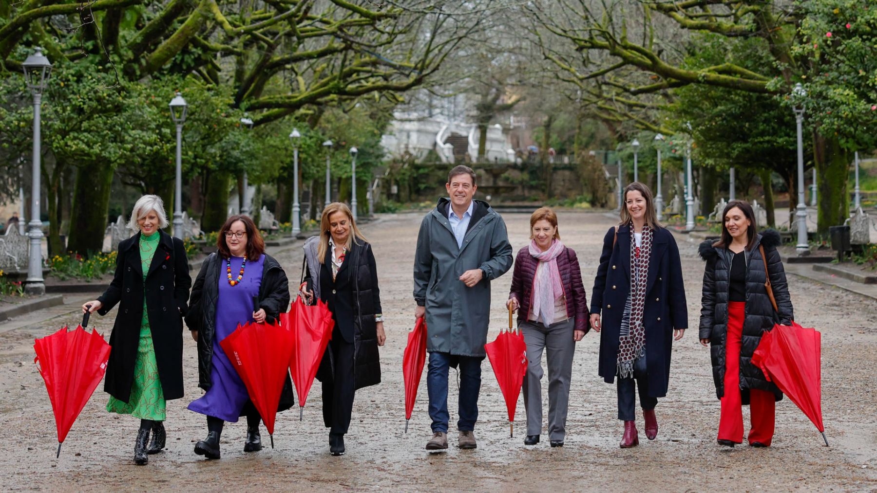 El candidato del PSOE, José Ramón Gómez Besteiro, caminando con mujeres de su candidatura.