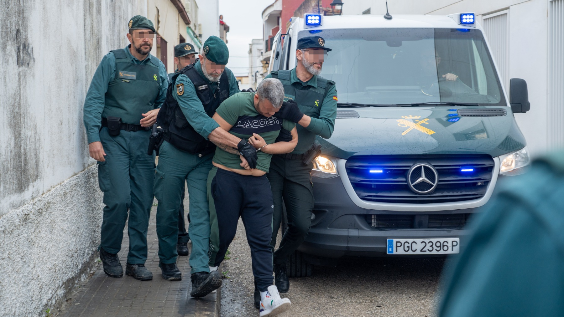 Uno de los narcos detenidos, a su llegada a los juzgados de Barbate (EUROPA PRESS).