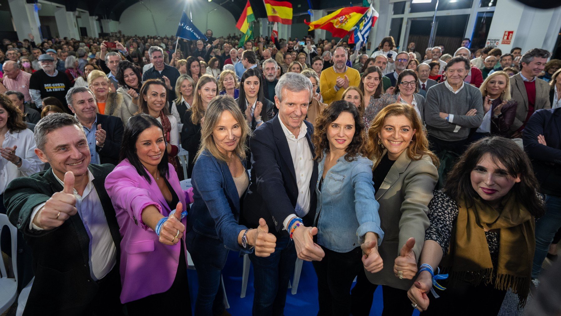 Isabel Díaz Ayuso, junto a Alfonso Rueda, y otros candidatos del PP gallego en Vigo.