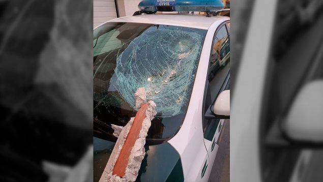 Nuevo ataque a la Guardia Civil: un grupo de magrebíes destroza un coche patrulla a pedradas en Almería