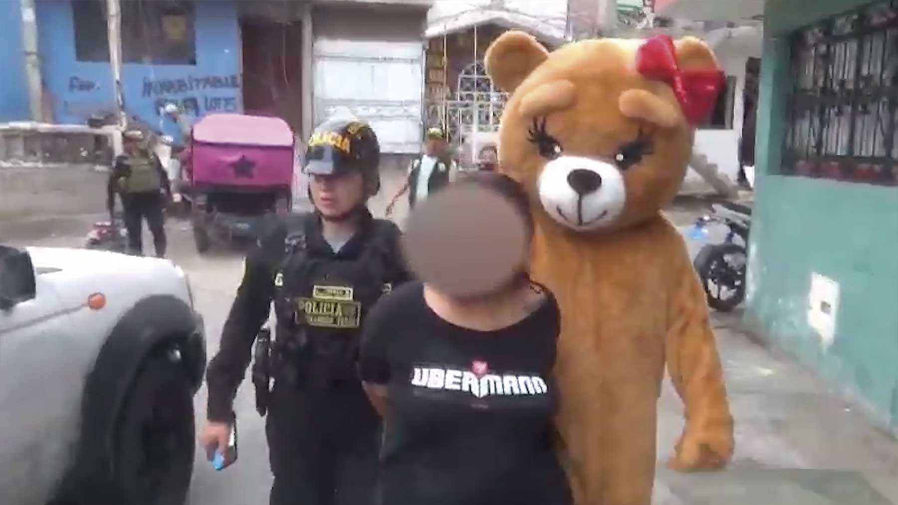 Agente de la Policía Peruana disfrazado de oso.