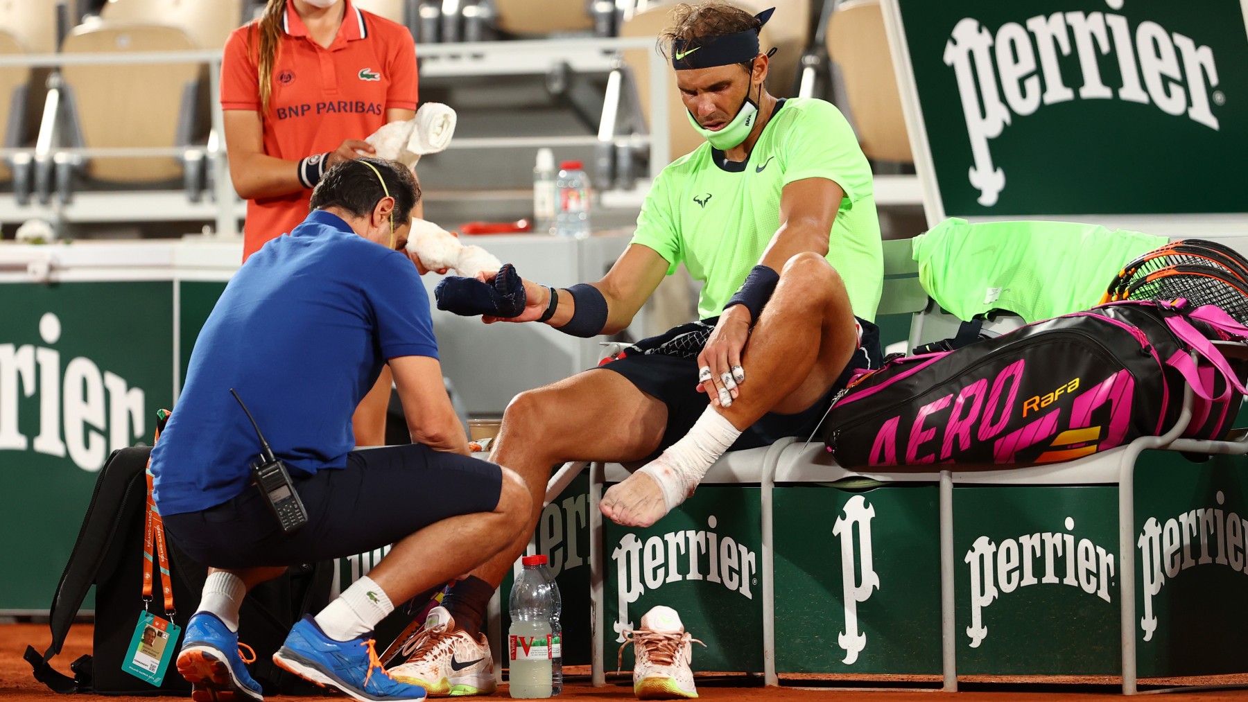 Rafa Nadal, atendido del pie en Roland Garros. (Getty)