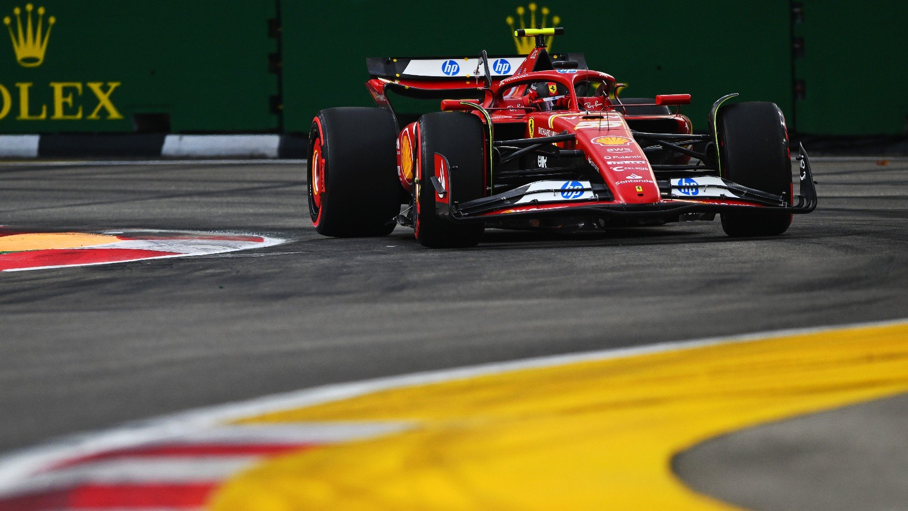 El Ferrari en una chicane de un circuito de Fórmula 1. (Getty)