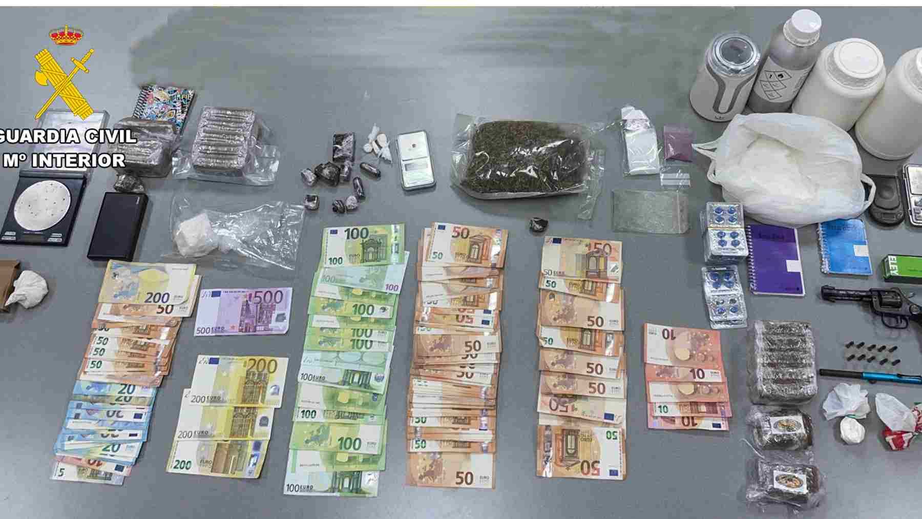 Drogas, dinero y armas intervenidas por la Guardia Civil en Sant Antoni.