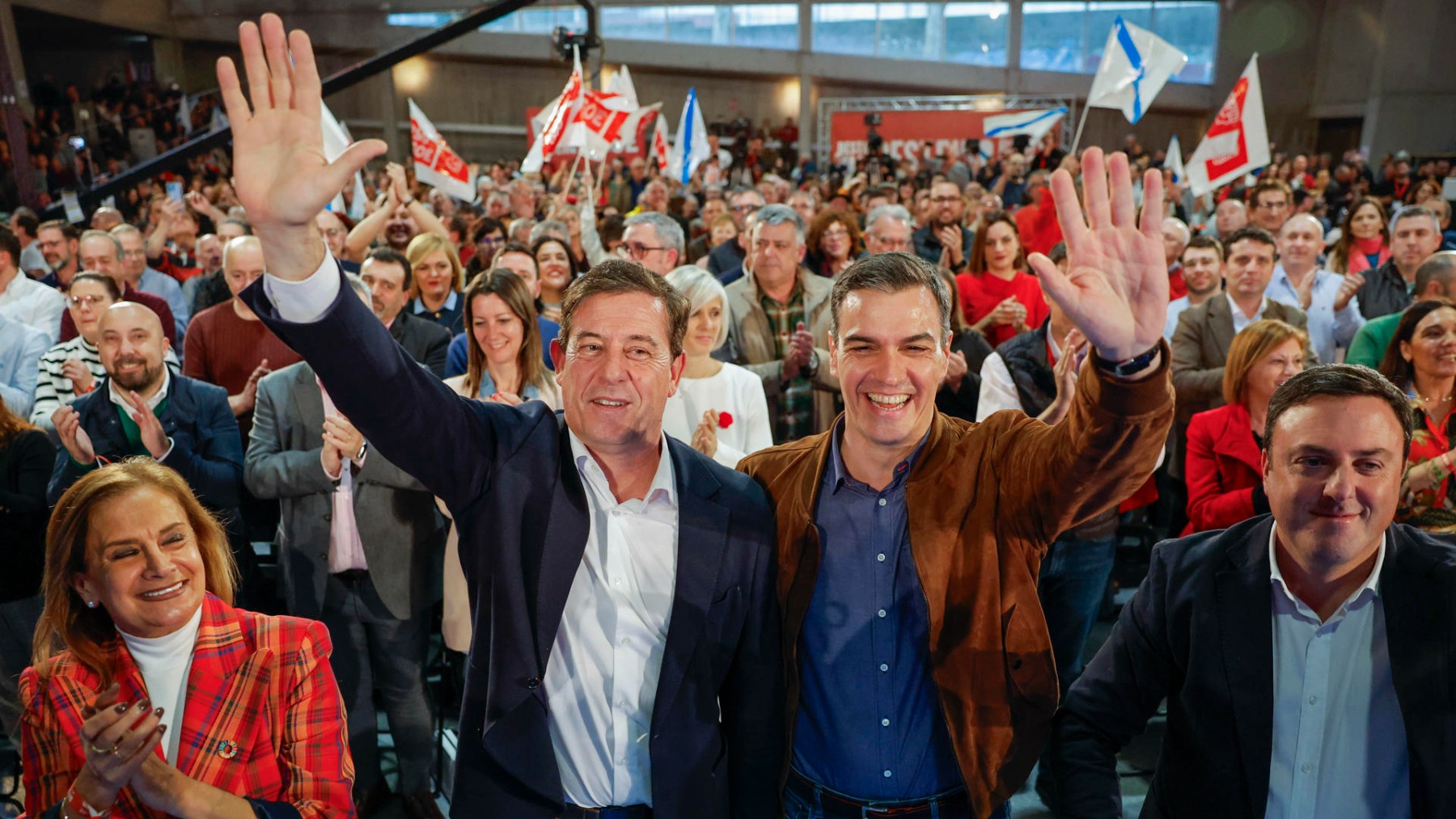 Sánchez y Gómez Besteiro en el mitin final del PSOE celebrado en Santiago. Foto: EFE
