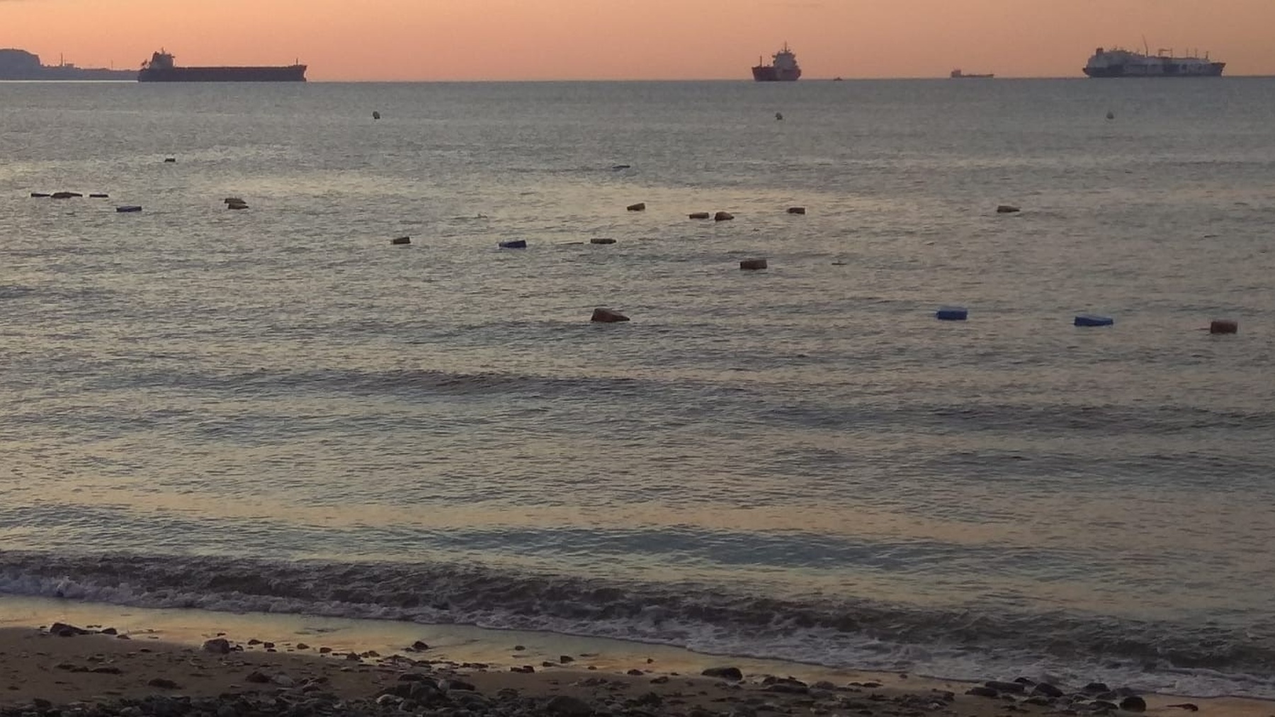 Fardos de hachís flotando en el mar de Algeciras (Cádiz).