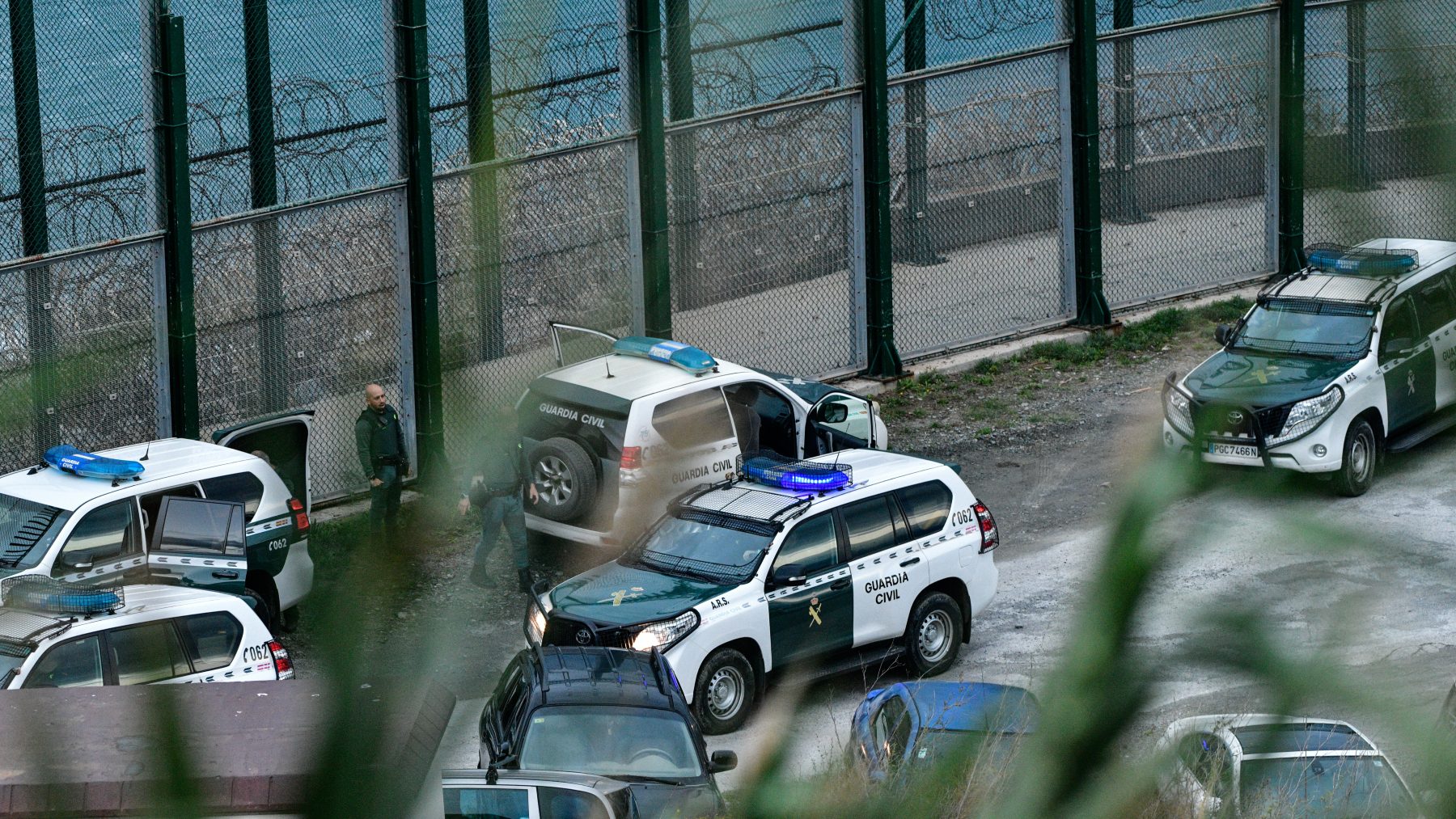 Vehículos de la Guardia Civil vigilan el paso fronterizo de Benzu que separa Ceuta de Marruecos (EUROPA PRESS).