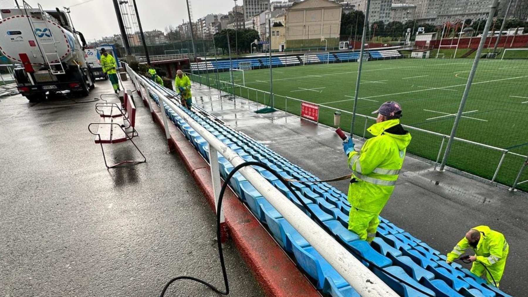 El servicio de limpieza trabajando en las instalaciones antes de que llegase Sánchez.