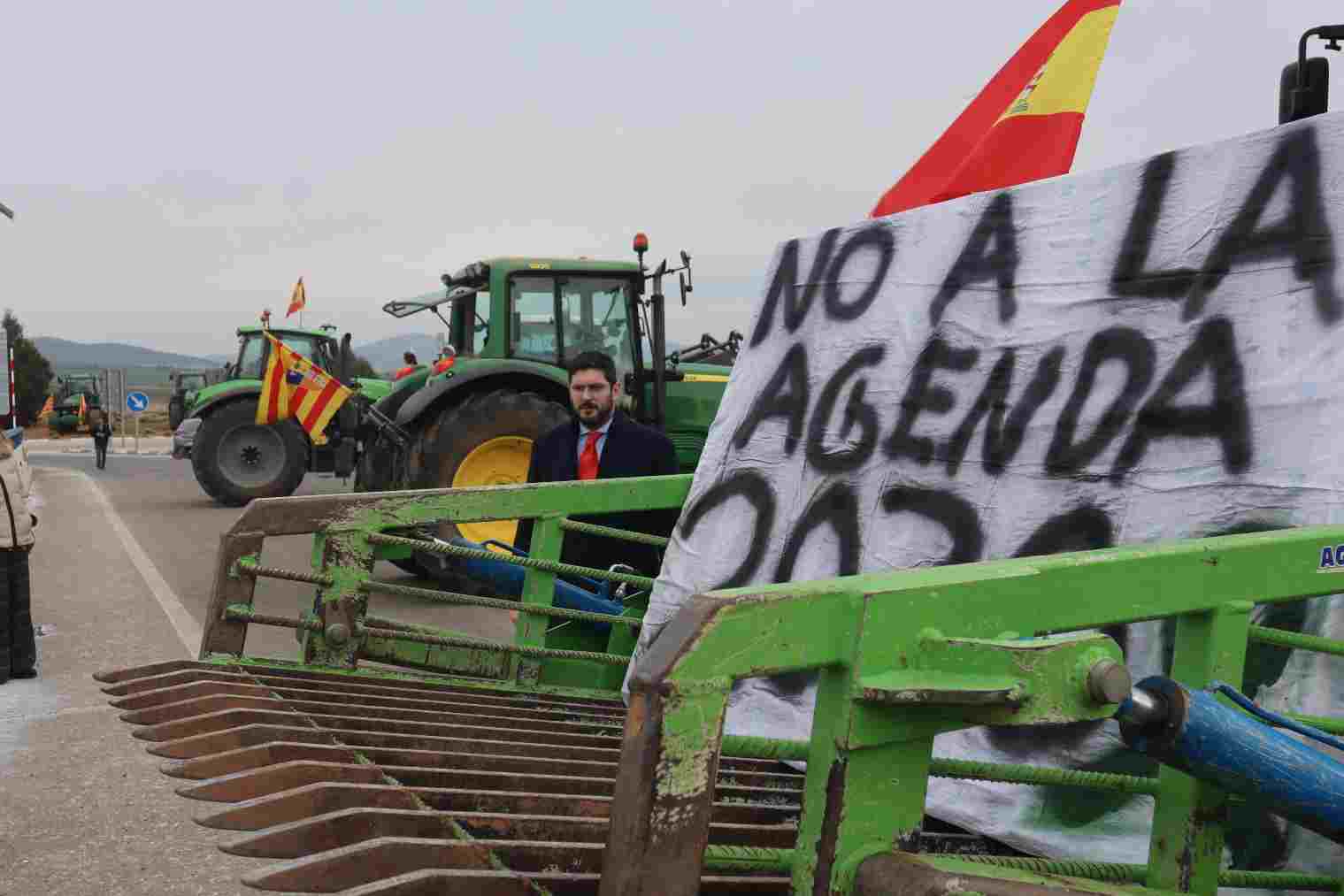 Alejandro Nolasco junto a un tractor y la pancarta ‘NO A LA AGENDA 2030″.