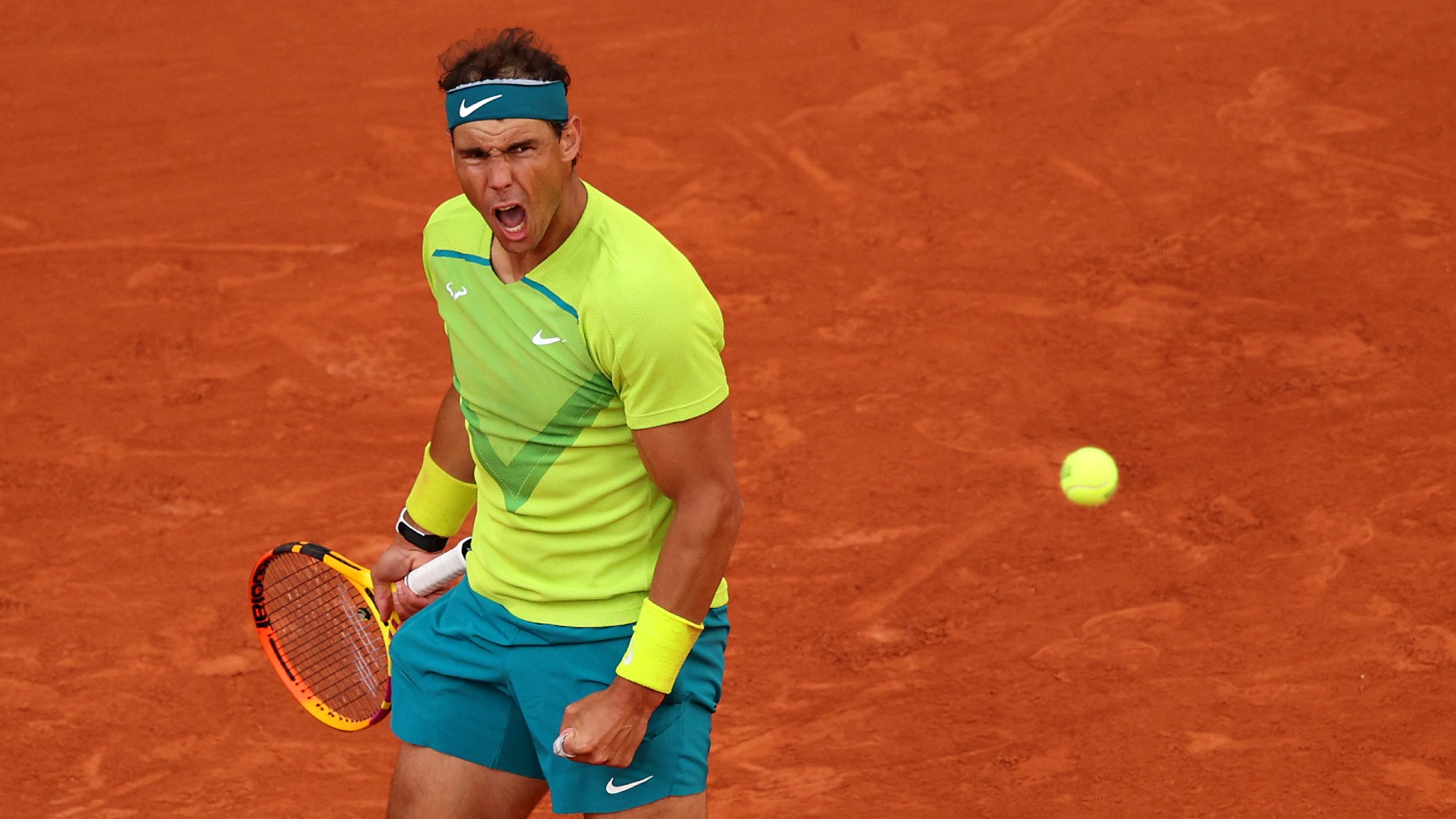 Rafa Nadal celebra un punto en la tierra de Roland Garros. (Getty)