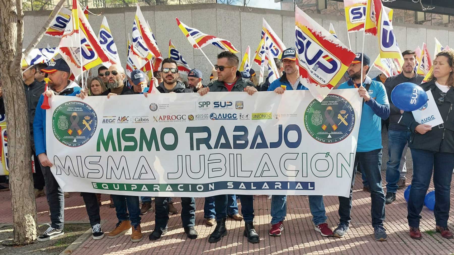 Policías y guardias civiles piden la dimisión del ministro Marlaska en la concentración de Madrid.