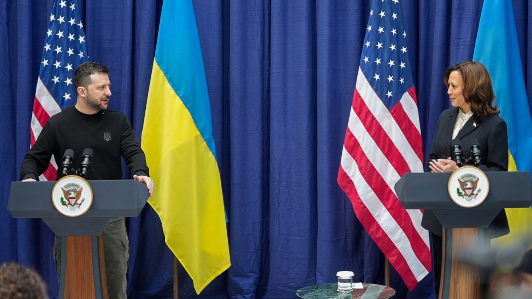 El presidente de Ucrania y la vicepresidenta de EEUU (Foto: Casa Blanca).