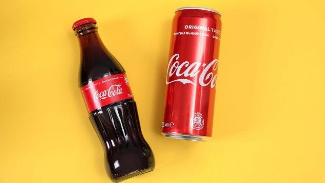 El sorprendente motivo por el que algunas botellas de Coca-Cola tienen el tapón amarillo