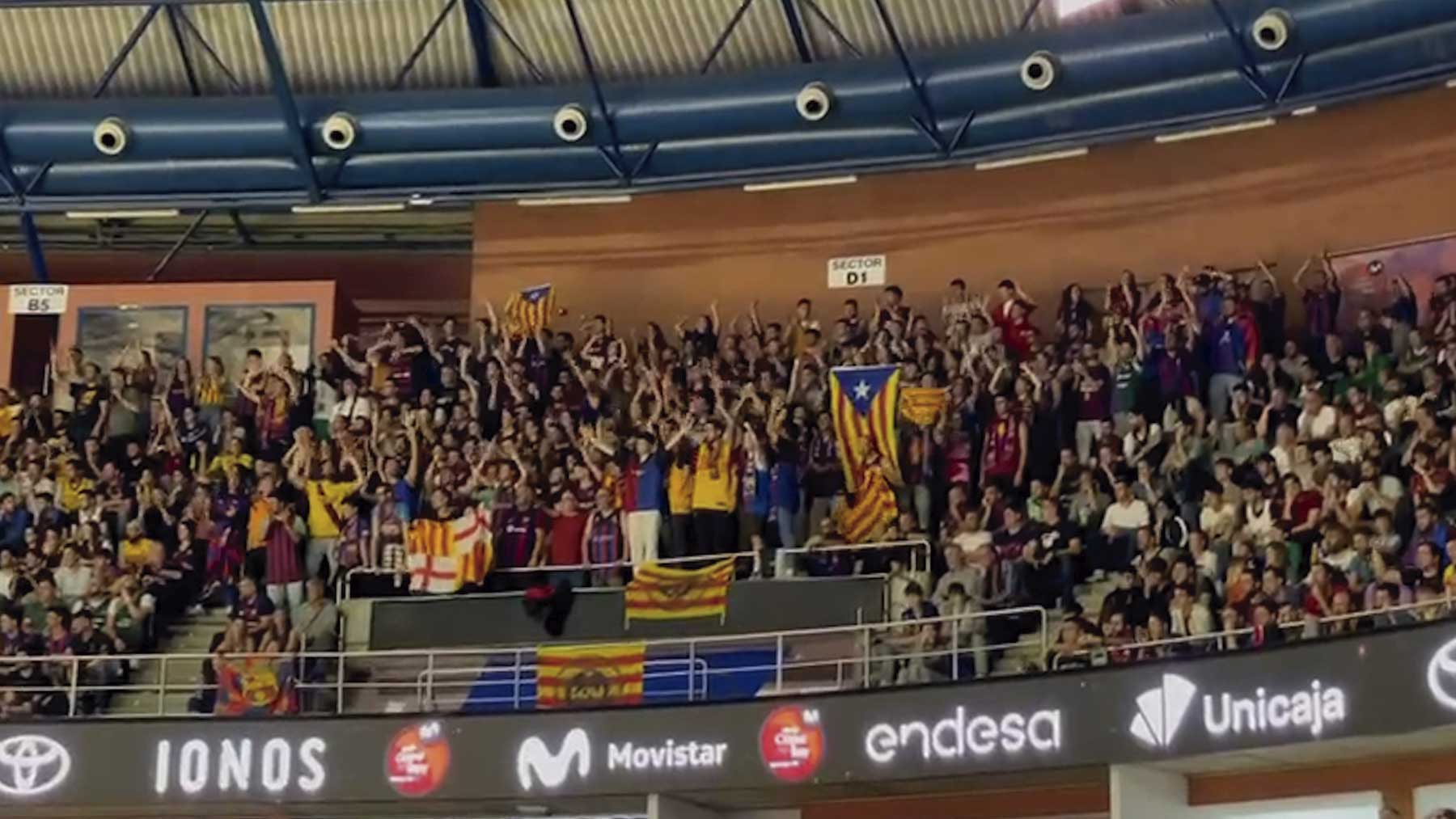La afición del Barça sacó banderas independentistas.