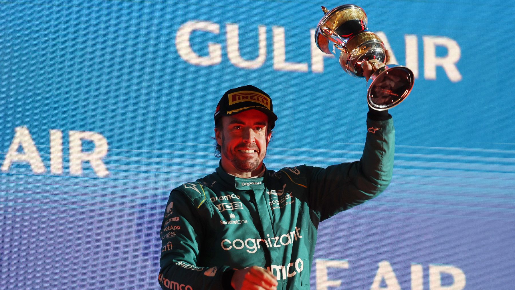 Fernando Alonso levanta su trofeo en el podio de Bahrein. (Getty)
