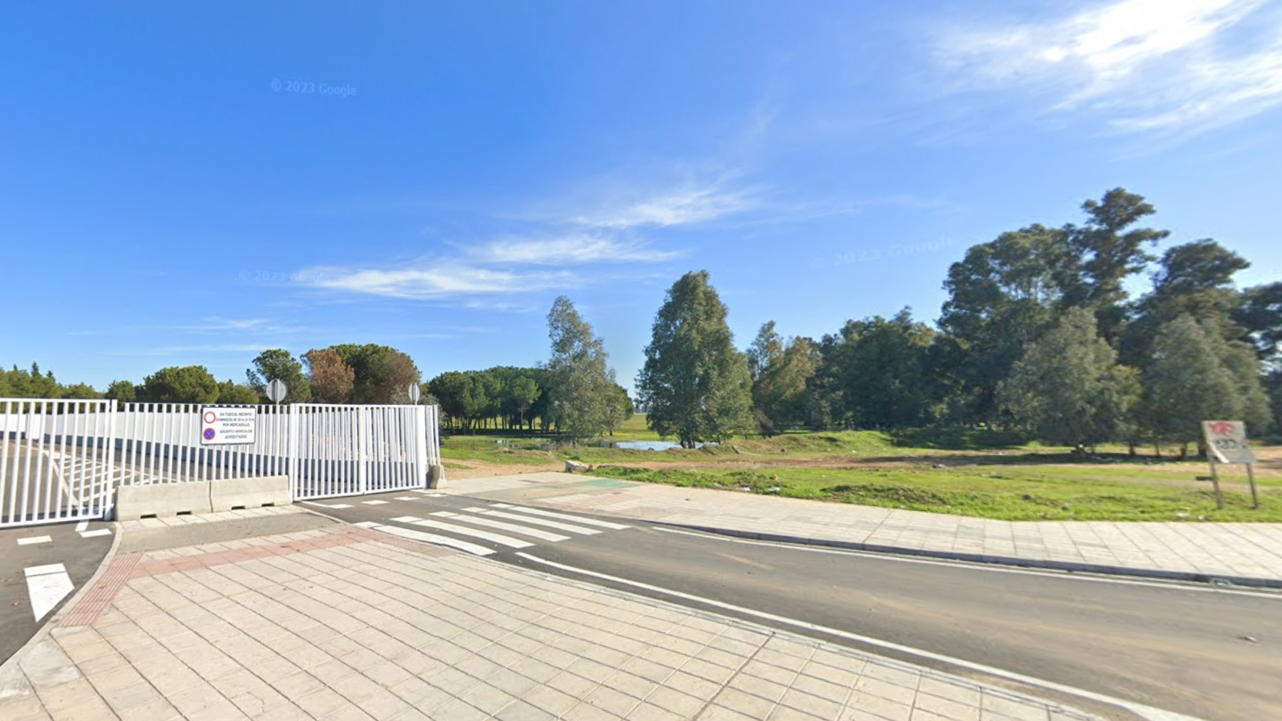 Acceso al sendero donde ha aparecido el cadáver en Sevilla.