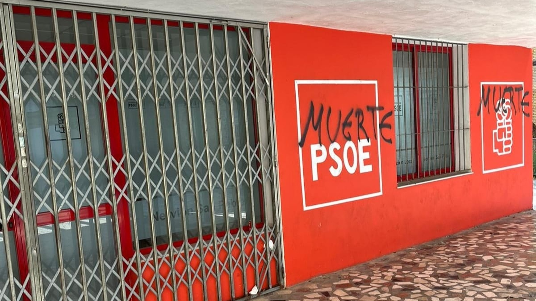 Pintadas en la fachada de la sede de la Agrupación del PSOE Nervión-San Pablo, en Sevilla.