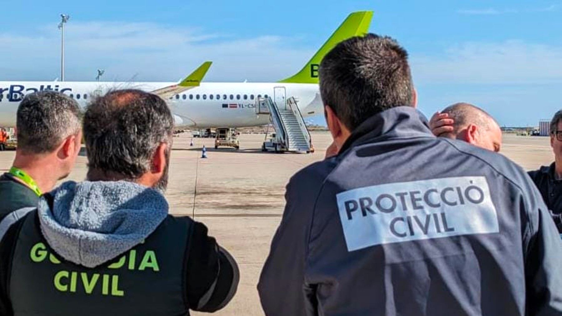 Técnicos de Protección Civil y Guardia Civil en el aeropuerto de El Prat.